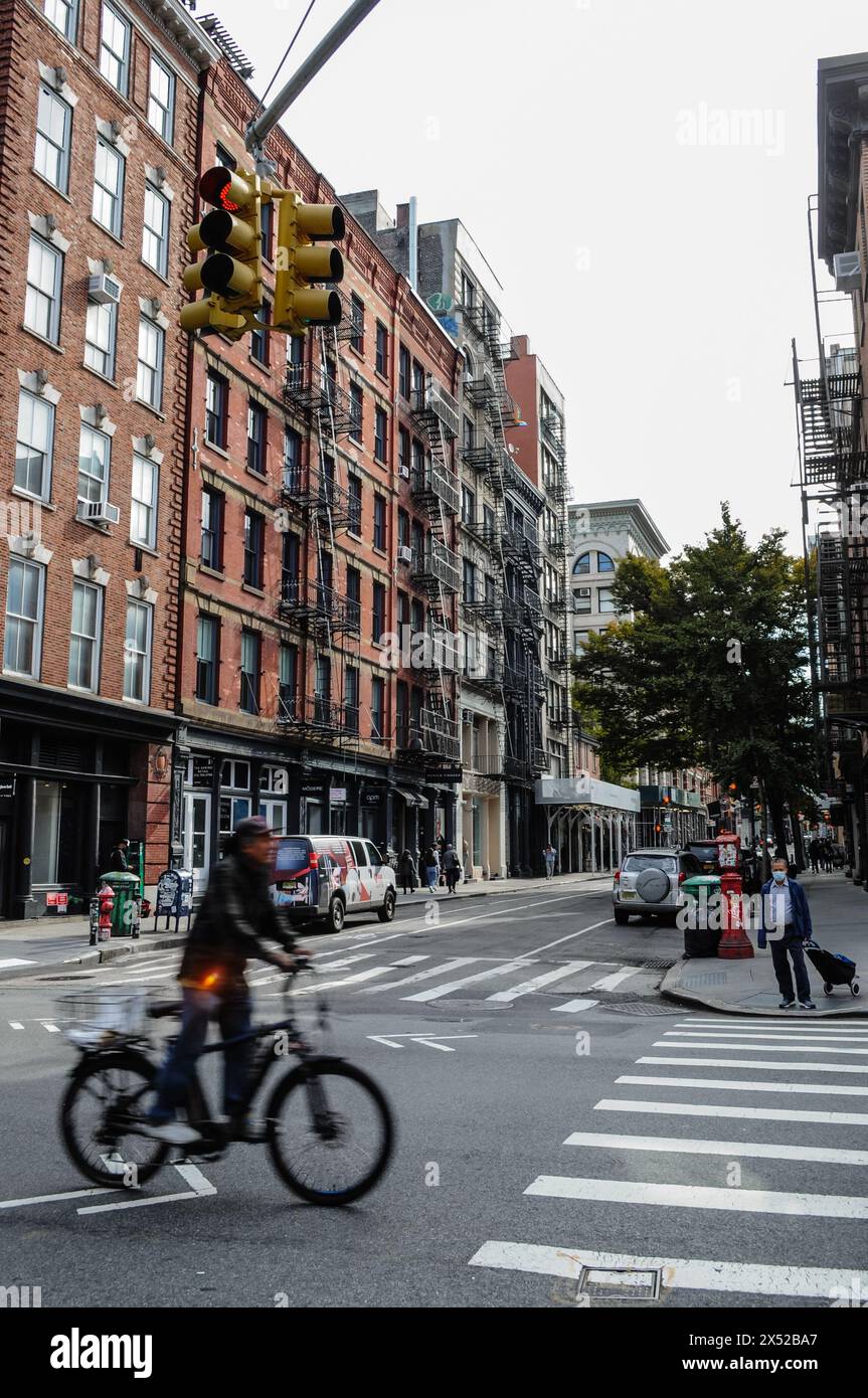 Riding Through Motion – Dynamic Bike Ride in Greenwich Village, NYC Stockfoto
