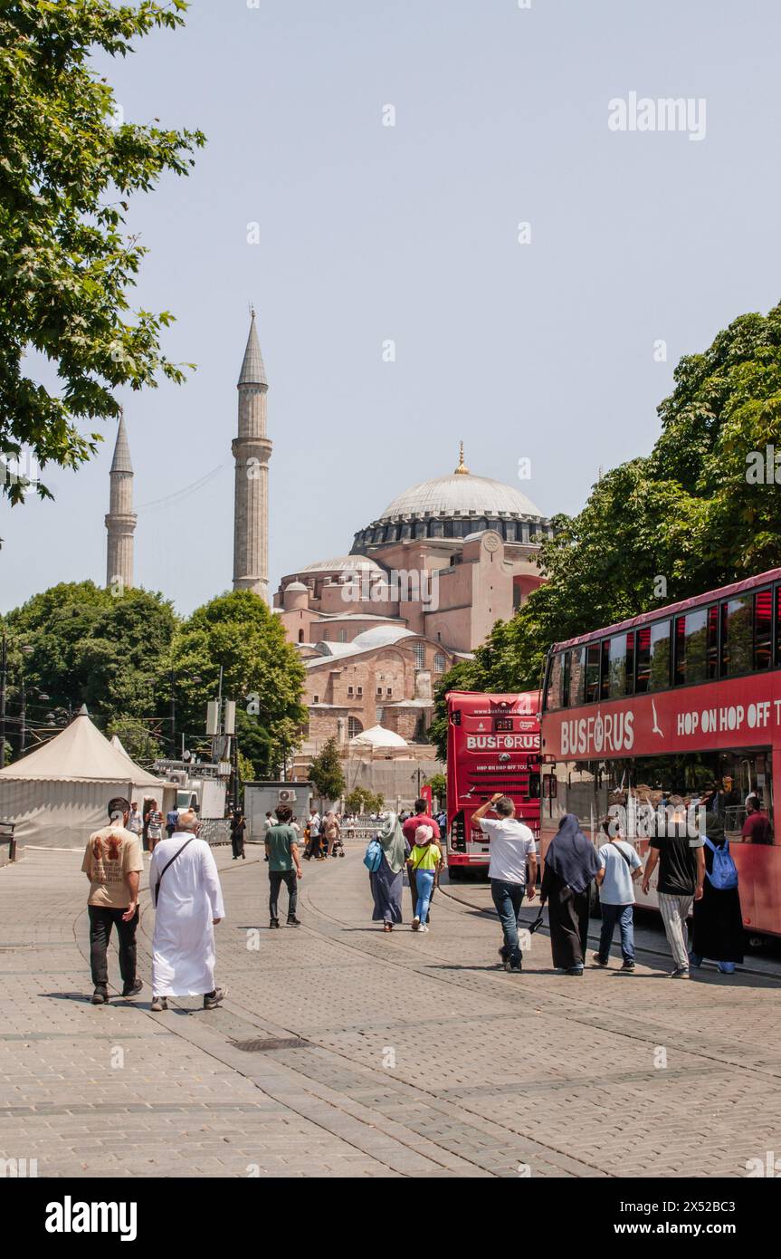 Touristen an der Blauen Moschee in Istanbul Stockfoto