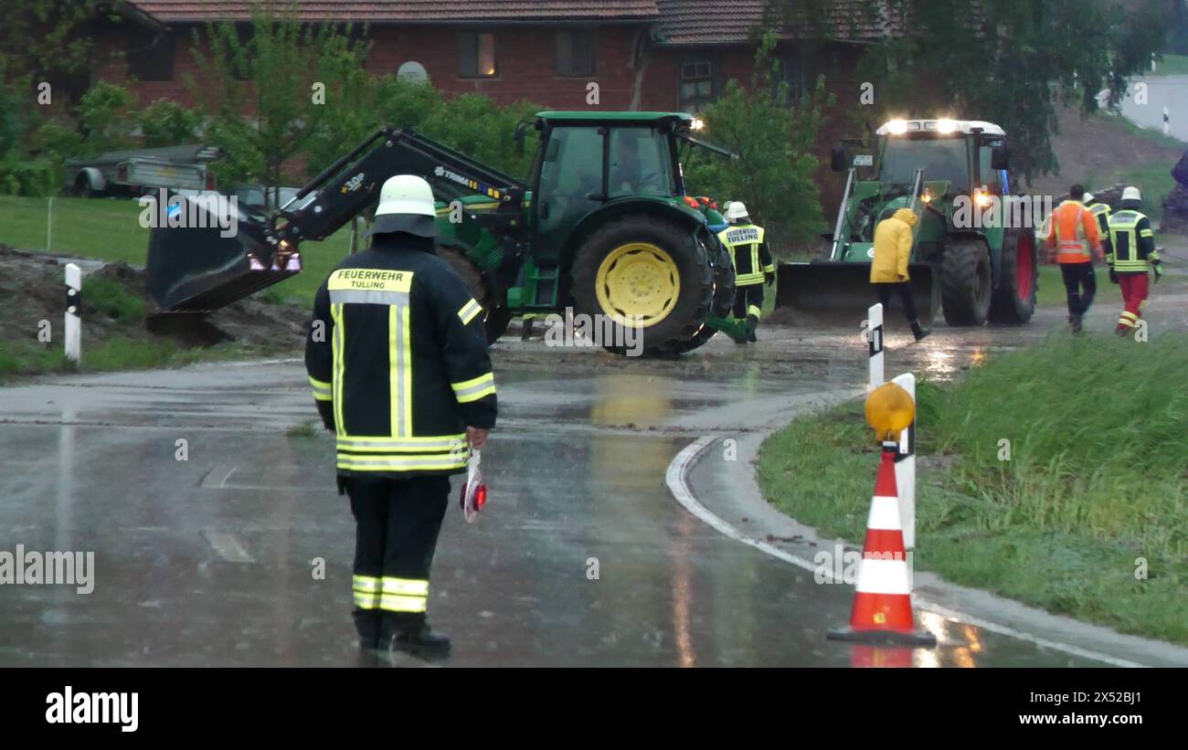 Der Mai gibt sich aktuell überhaupt nicht als Wonnemonat. Seit Anfang des Monats ziehen Unwetter über Deutschland hinweg. Am Montag war Südbayern betroffen. Eine große Gewitterfront überquerte Südbayern von München ausgehend einmal von West nach Ost. Hagelschlag und viel Wasser sorgten für Überschwemmungen. Die Staatsstraße 2080 bei Grafing bei München war überflutet. Fahrzeuge kämpfen sich durch die Wassermassen. Außerdem liefen zahlreicher Keller voll. Die Kanalisation schaffte die Wassermassen nicht mehr. In Sensau schoss Schlamm vom Feld auf die Straße. Die Feuerwehr war hier im Einsatz. Z Stockfoto