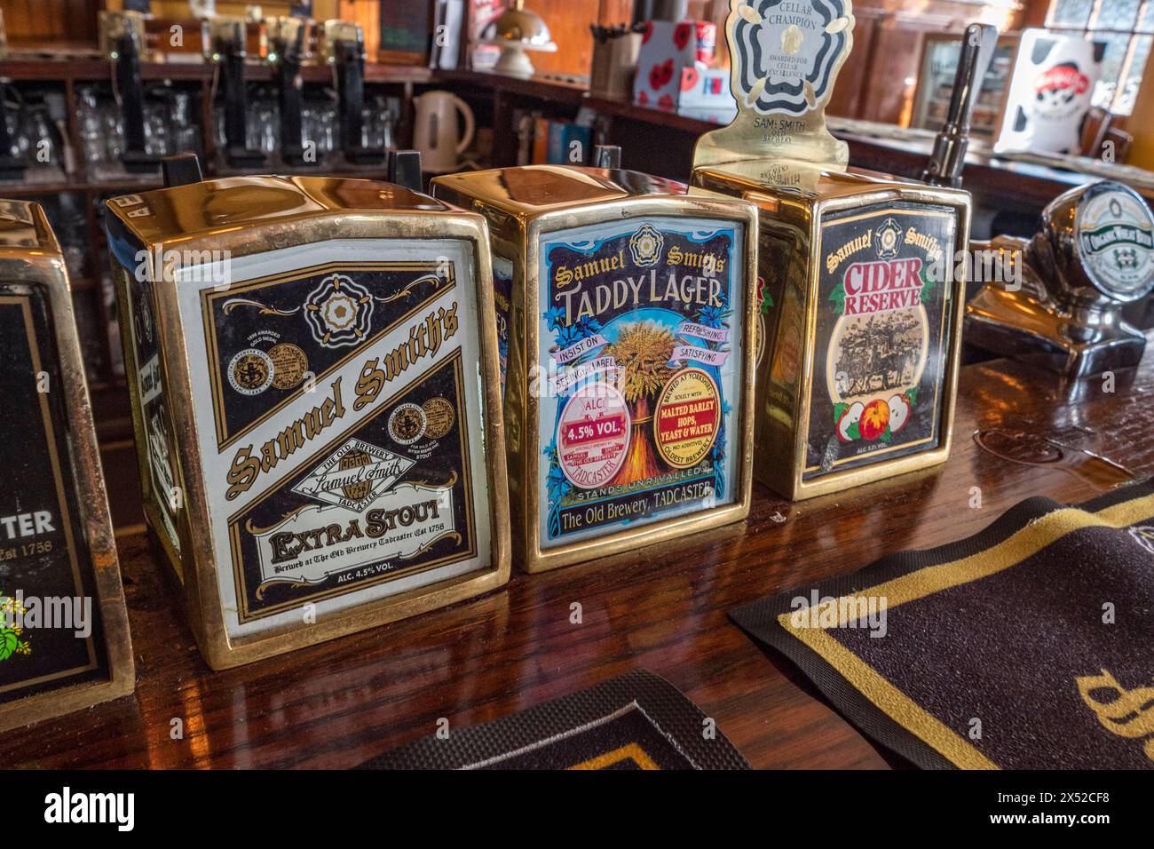 Pumpenköpfe für Samuel Smith's Brewery Beers in der Bar im Angel Public House an der Bermondsey Wall East, neben der Themse, London SE16 4NB Stockfoto