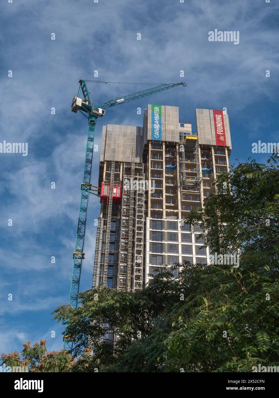 Die Gründung eines neuen Wohnblocks im Bau (Oktober 2023) in Canada Water, Bermondsey, London, Großbritannien. Stockfoto