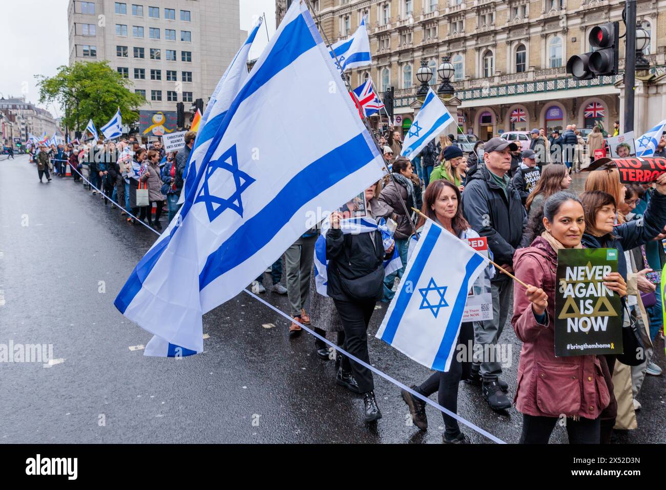 March for Life, London, Großbritannien. Mai 2024. Fast 1500 Menschen vieler Glaubensrichtungen nahmen am historischen und ersten Lebensmarsch in London Teil, um den Yom HaShoah Holocaust-Gedenktag zu feiern. Organisiert von der Christian Action Against Antisemitismus (CAAA), vereint Holocaust-Überlebende, Nachkommen von Nazi-Tätern und Einzelpersonen aller Glaubensrichtungen unter dem Motto „am Israel Chai“ Foto von Amanda Rose/Alamy Live News Stockfoto