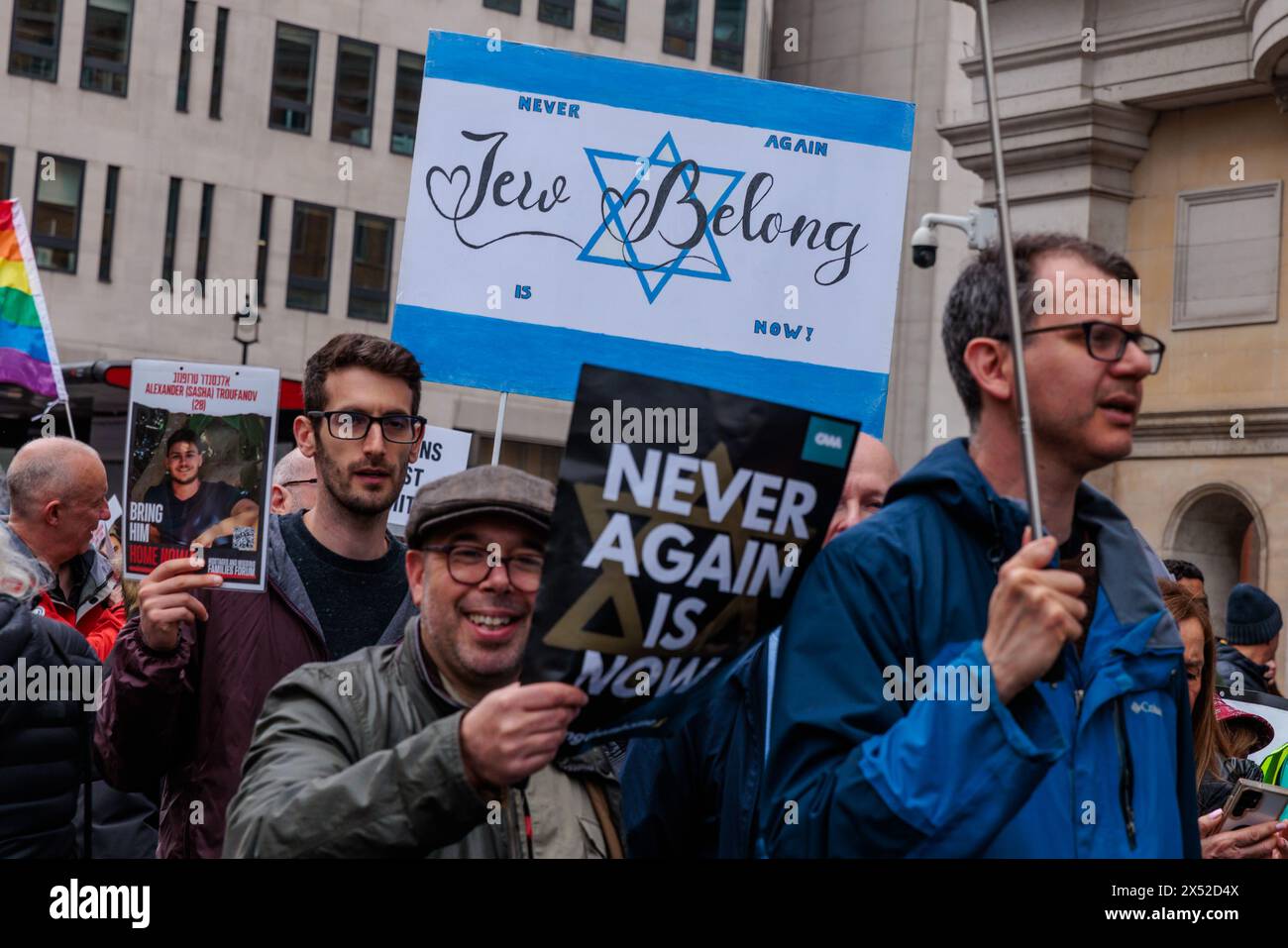 March for Life, London, Großbritannien. Mai 2024. Fast 1500 Menschen vieler Glaubensrichtungen nahmen am historischen und ersten Lebensmarsch in London Teil, um den Yom HaShoah Holocaust-Gedenktag zu feiern. Organisiert von der Christian Action Against Antisemitismus (CAAA), vereint Holocaust-Überlebende, Nachkommen von Nazi-Tätern und Einzelpersonen aller Glaubensrichtungen unter dem Motto „am Israel Chai“ Foto von Amanda Rose/Alamy Live News Stockfoto