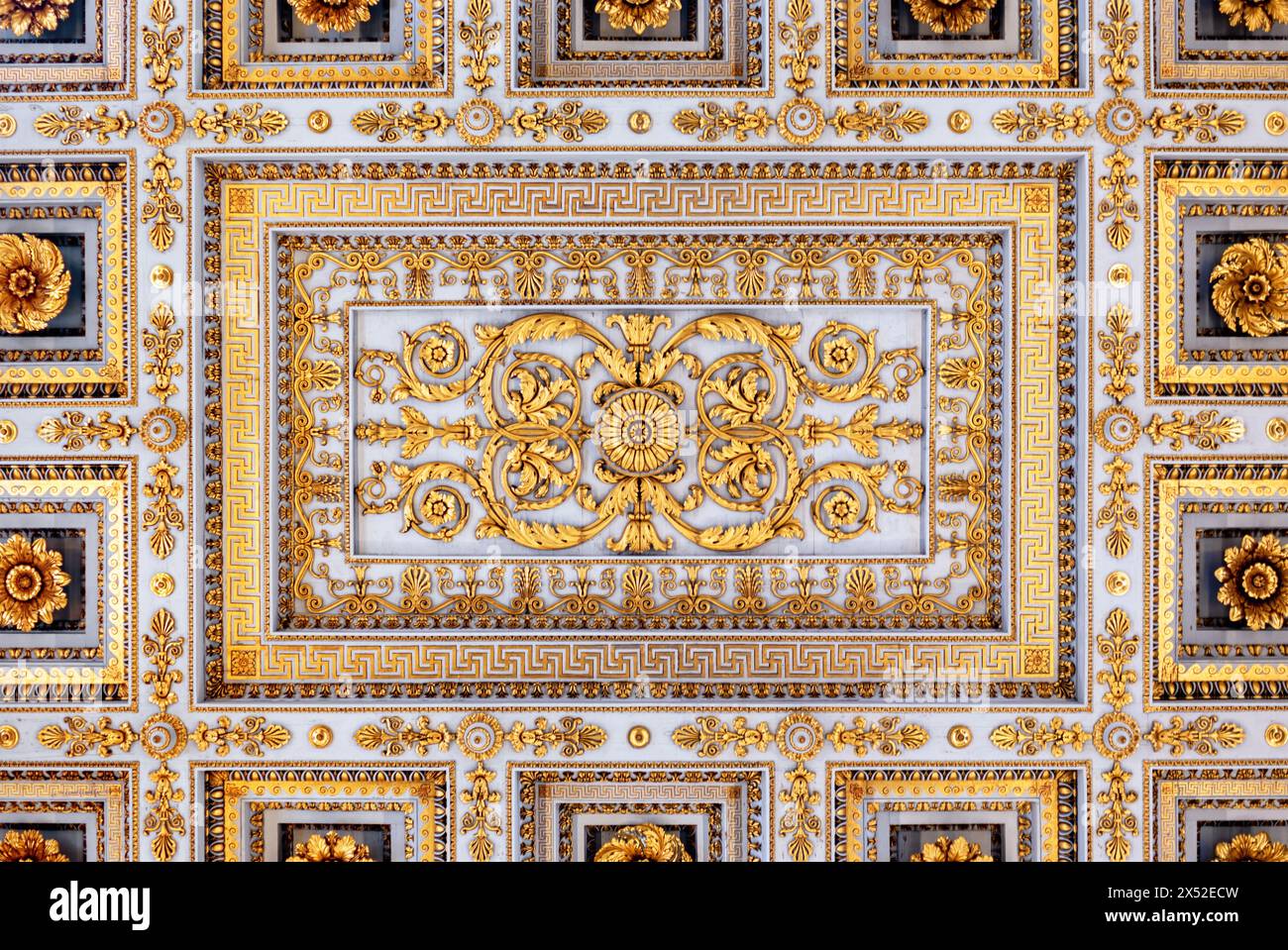 Rom, Italien - 30. August 2023: Deckendekoration der Basilika Saint Paul vor den Mauern in Rom Italien. Stockfoto