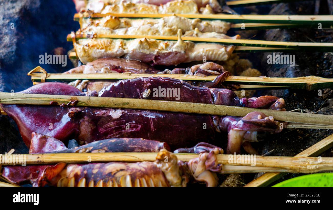 Backen und Grillen von mariniertem Fisch auf einem Grill (gegrillter Fisch). Fisch über Holzkohle gegrillt Stockfoto