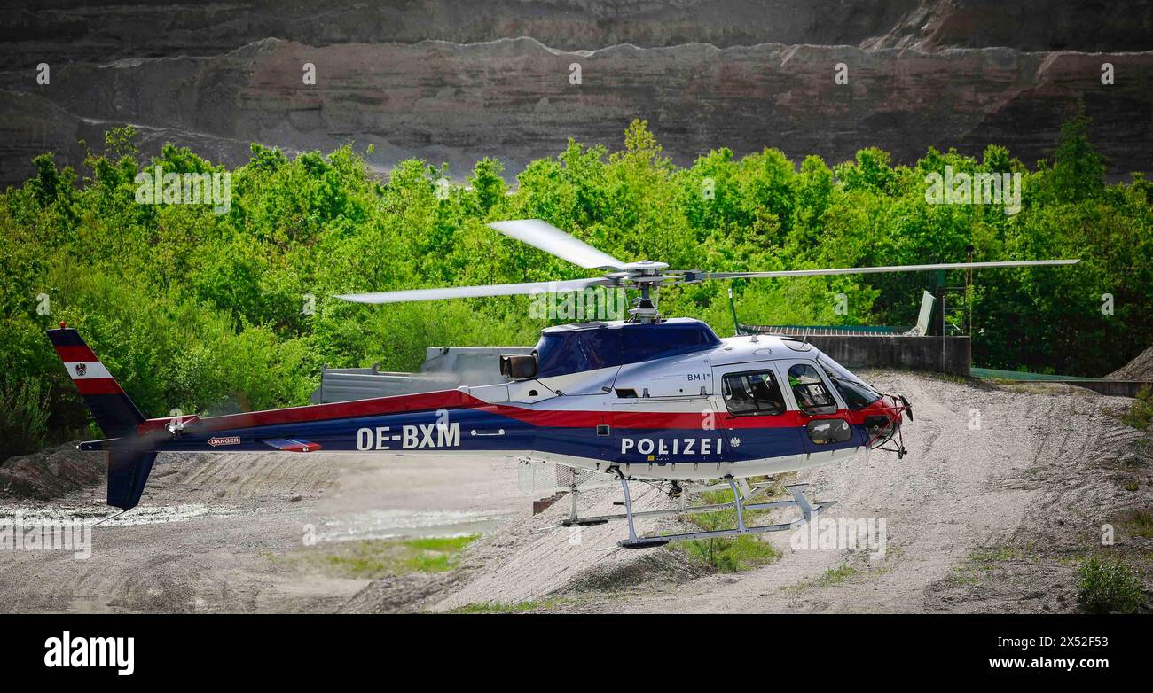 06.05.2024, Tarsdorf, AUT, unterwegs in Oberösterreich, Reportage, Themenbild, Verschiedene Themenbilder, Symbolbild, Polizeihubschrauber, im Bild Polizeihubschrauber, *** 06 05 2024, Tarsdorf, AUT, unterwegs in Oberösterreich, Reportage, Themenbild, verschiedene Themenbilder, Symbolbild, Polizeihubschrauber, im Bild Polizeihubschrauber, Stockfoto