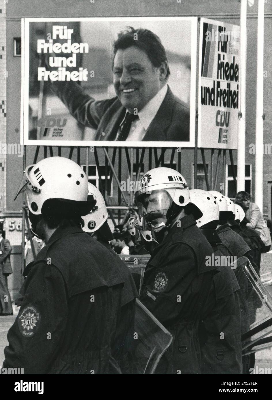 Polizisten sichern den CDU Parteitag 1980 in Berlin. --- Polizei sichert Parteikonvent der CDU 1980 in Berlin *** Polizei sichert Parteikonvent der CDU 1980 in Berlin Polizei sichert den Parteikonvent der CDU 1980 in Berlin ab Stockfoto