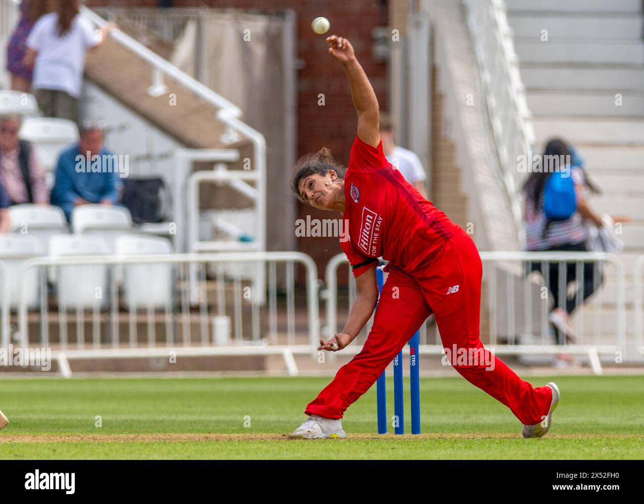 Nottingham, Vereinigtes Königreich, Trent Bridge Cricket Ground. Mai 2024. T20 der Blaze V Donner. Von links nach rechts: Naomi Dattani (Donner) Bowling. Quelle: Mark Dunn/Alamy Live News Stockfoto