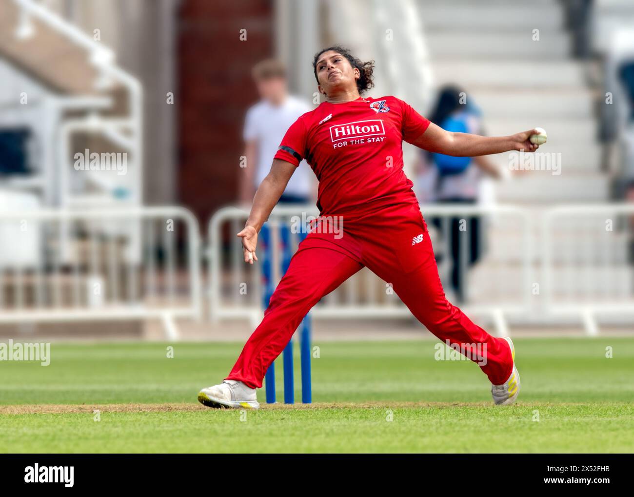 Nottingham, Vereinigtes Königreich, Trent Bridge Cricket Ground. Mai 2024. T20 der Blaze V Donner. Von links nach rechts: Naomi Dattani (Donner) Bowling. Quelle: Mark Dunn/Alamy Live News Stockfoto