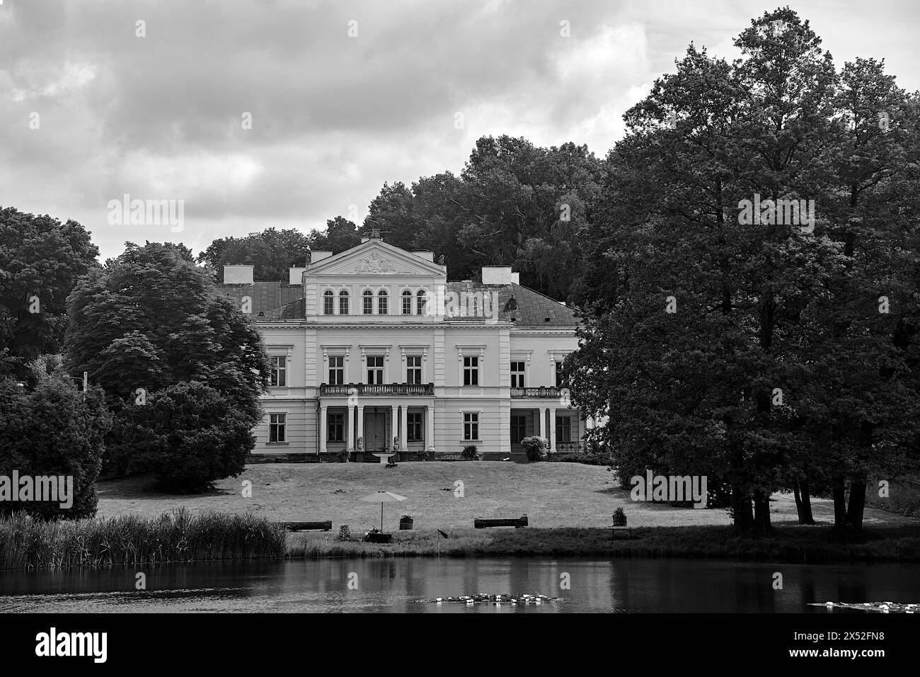 Teich, Park und Palast im klassizistischen Stil in Zloty Potok, Polen, monochrome Stockfoto