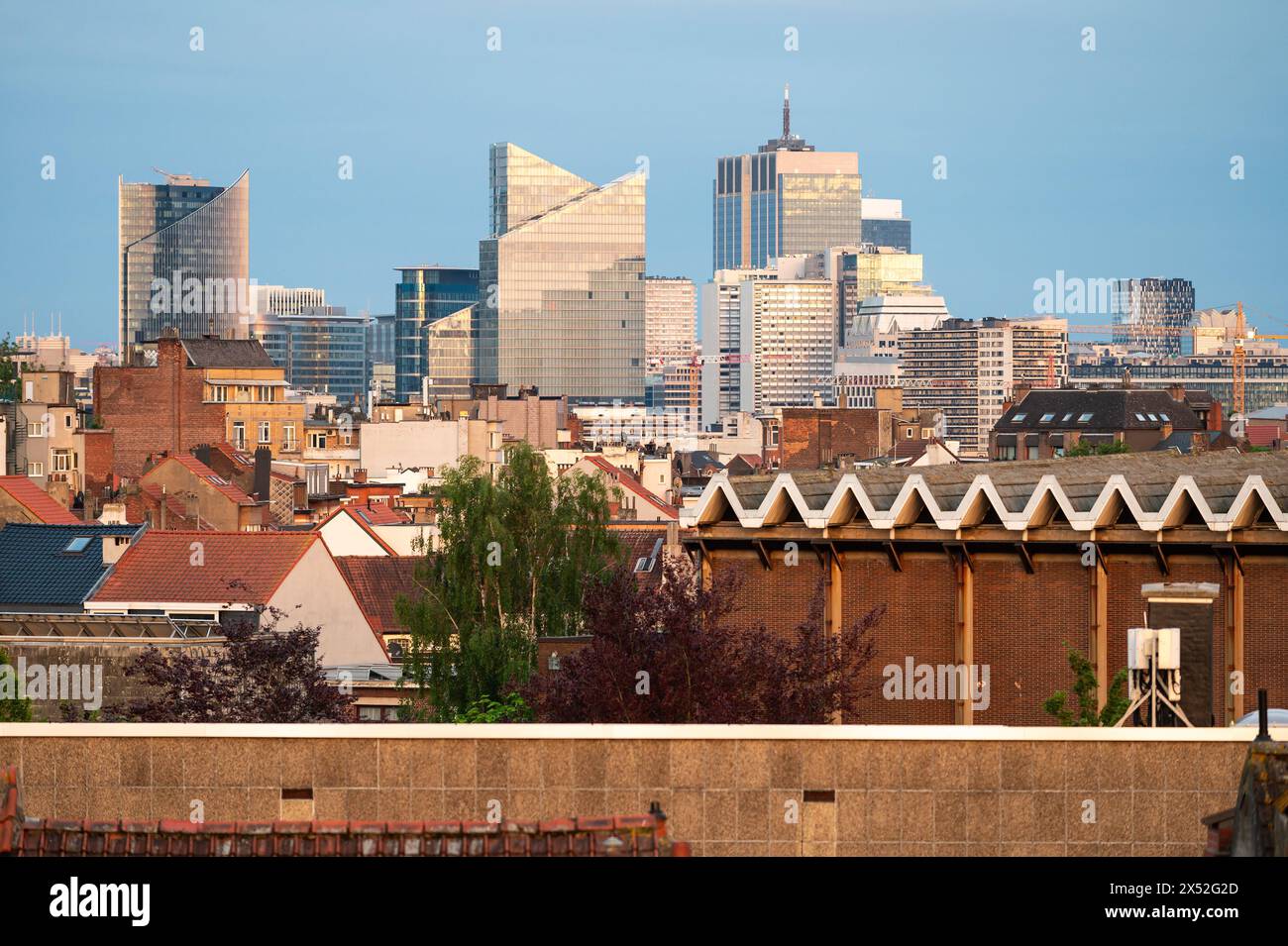 Region Brüssel Hauptstadt, Belgien, 5. Mai 2024 - Skyline von Brüssel mit regelmäßigen Häusern und Geschäftsbüros während des Sonnenuntergangs Stockfoto