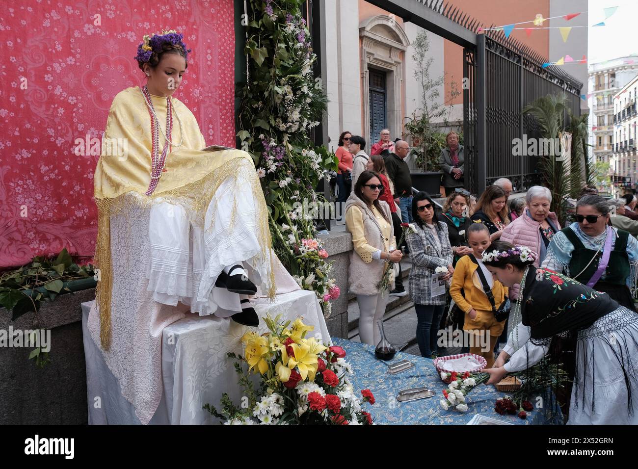 Die Feier von „La Maya“ bezieht sich auf Mädchen, die auf einem mit Blumen geschmückten Altar sitzen, um die Ankunft des Frühlings zu markieren. Diese Tradition geht auf das Mittelalter zurück Stockfoto