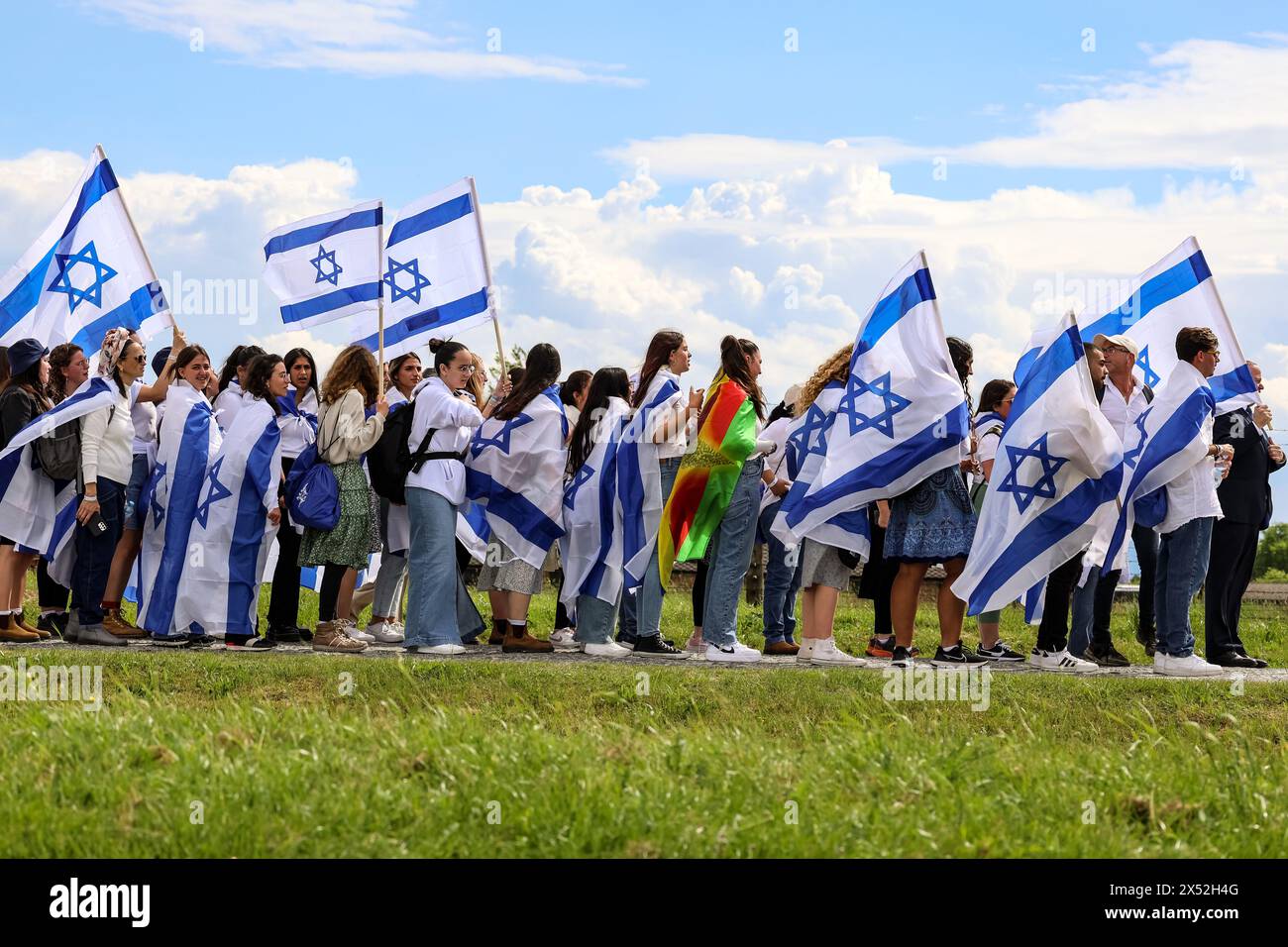 Oswiecim, Polen, 6. Mai 2024. Die Teilnehmer laufen auf dem Marsch der Lebenden 2024 zwischen Auschwitz und Birkenau, an dem 55 Holocaust-Überlebende teilnehmen. Holocaust-Überlebende und 7. Oktober-Überlebende nehmen am Marsch der Lebenden zusammen mit einer Delegation unter anderem aus den Vereinigten Staaten, Kanada, Italien, Vereinigtes Königreich. Am Holocaust-Gedenktag im jüdischen Kalender (Yom HaShoah) marschieren Tausende von Teilnehmern schweigend von Auschwitz nach Birkenau. Der marsch hat einen Aufklärungs- und Erinnerungszweck. In diesem Jahr wurde der März aufgrund des israelischen Krieges in der Besatzung stark politisiert Stockfoto Oswiecim, Polen, 6. Mai 2024. Die Teilnehmer laufen auf dem Marsch der Lebenden 2024 zwischen Auschwitz und Birkenau, an dem 55 Holocaust-Überlebende teilnehmen. Holocaust-Überlebende und 7. Oktober-Überlebende nehmen am Marsch der Lebenden zusammen mit einer Delegation unter anderem aus den Vereinigten Staaten, Kanada, Italien, Vereinigtes Königreich. Am Holocaust-Gedenktag im jüdischen Kalender (Yom HaShoah) marschieren Tausende von Teilnehmern schweigend von Auschwitz nach Birkenau. Der marsch hat einen Aufklärungs- und Erinnerungszweck. In diesem Jahr wurde der März aufgrund des israelischen Krieges in der Besatzung stark politisiert Stockfoto