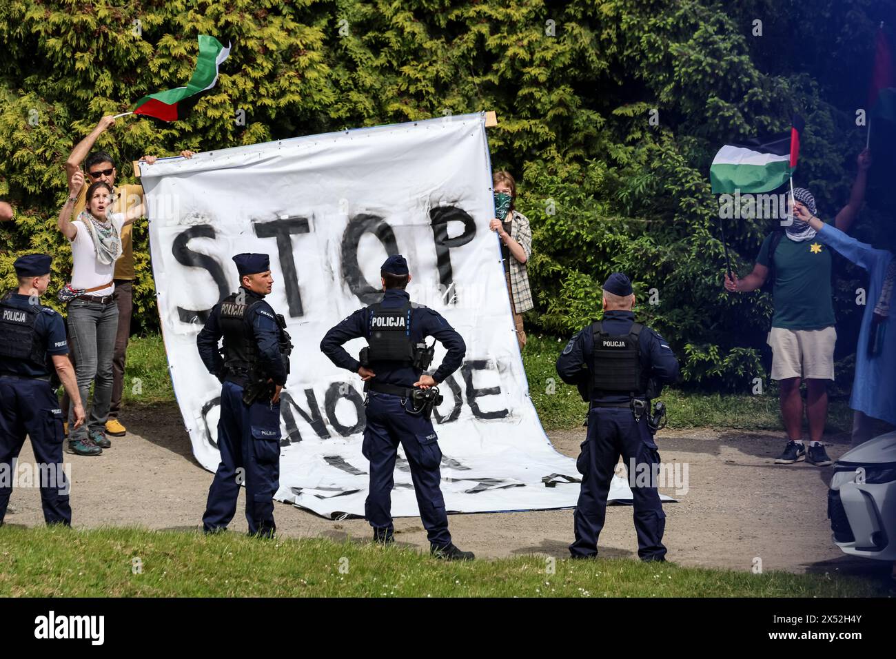 Oswiecim, Polen, 6. Mai 2024. Während des Marsches der Lebenden 2024 am Auschwitz-Lagertor „Work Makes You Free“ stiftet die Polizei einen propalästinensischen Protest ab, an dem 55 Holocaust-Überlebende teilnehmen. Holocaust-Überlebende und 7. Oktober-Überlebende nehmen am Marsch der Lebenden zusammen mit einer Delegation unter anderem aus den Vereinigten Staaten, Kanada, Italien, Vereinigtes Königreich. Am Holocaust-Gedenktag im jüdischen Kalender (Yom HaShoah) marschieren Tausende von Teilnehmern schweigend von Auschwitz nach Birkenau. Der marsch hat einen Aufklärungs- und Erinnerungszweck. Dieser März war hochpolitisch Stockfoto