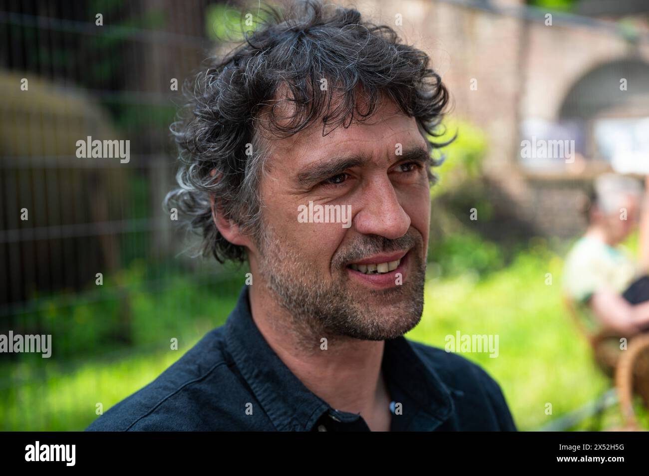 Molenbeek, Region Brüssel, Belgien - 1. Mai 2024 - Porträt eines 50-jährigen Mannes mit Locken, grauem Haar Stockfoto