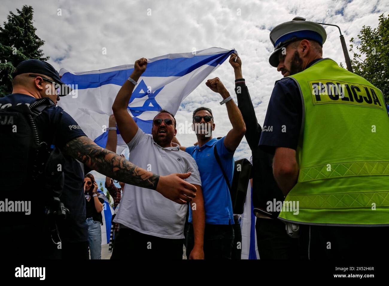 Oswiecim, Polen, 6. Mai 2024. Die Teilnehmer reagieren auf eine propalästinensische Demonstration während des Marsches der Lebenden 2024 zwischen Auschwitz und Birkenau, an der 55 Holocaust-Überlebende teilnehmen. Holocaust-Überlebende und 7. Oktober-Überlebende nehmen am Marsch der Lebenden zusammen mit einer Delegation unter anderem aus den Vereinigten Staaten, Kanada, Italien, Vereinigtes Königreich. Am Holocaust-Gedenktag im jüdischen Kalender (Yom HaShoah) marschieren Tausende von Teilnehmern schweigend von Auschwitz nach Birkenau. Der marsch hat einen Aufklärungs- und Erinnerungszweck. In diesem Jahr war der März sehr politisiert Stockfoto Oswiecim, Polen, 6. Mai 2024. Die Teilnehmer reagieren auf eine propalästinensische Demonstration während des Marsches der Lebenden 2024 zwischen Auschwitz und Birkenau, an der 55 Holocaust-Überlebende teilnehmen. Holocaust-Überlebende und 7. Oktober-Überlebende nehmen am Marsch der Lebenden zusammen mit einer Delegation unter anderem aus den Vereinigten Staaten, Kanada, Italien, Vereinigtes Königreich. Am Holocaust-Gedenktag im jüdischen Kalender (Yom HaShoah) marschieren Tausende von Teilnehmern schweigend von Auschwitz nach Birkenau. Der marsch hat einen Aufklärungs- und Erinnerungszweck. In diesem Jahr war der März sehr politisiert Stockfoto