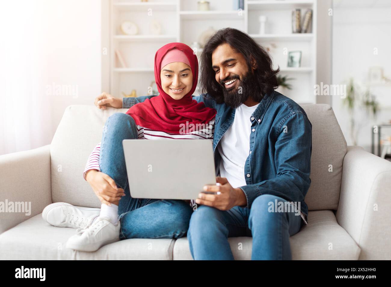 Muslimisches Paar genießt Zeit mit Laptop Stockfoto