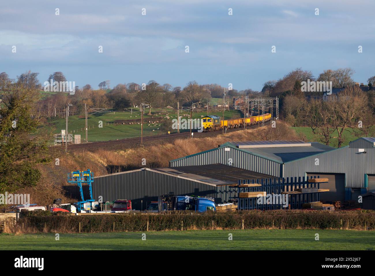 Freightliner-Lokomotive der Baureihe 66, die die Bucht Horse an der Westküste überquert, mit einem Zug, der Material für die Streckenerneuerung der Network Rail transportiert Stockfoto