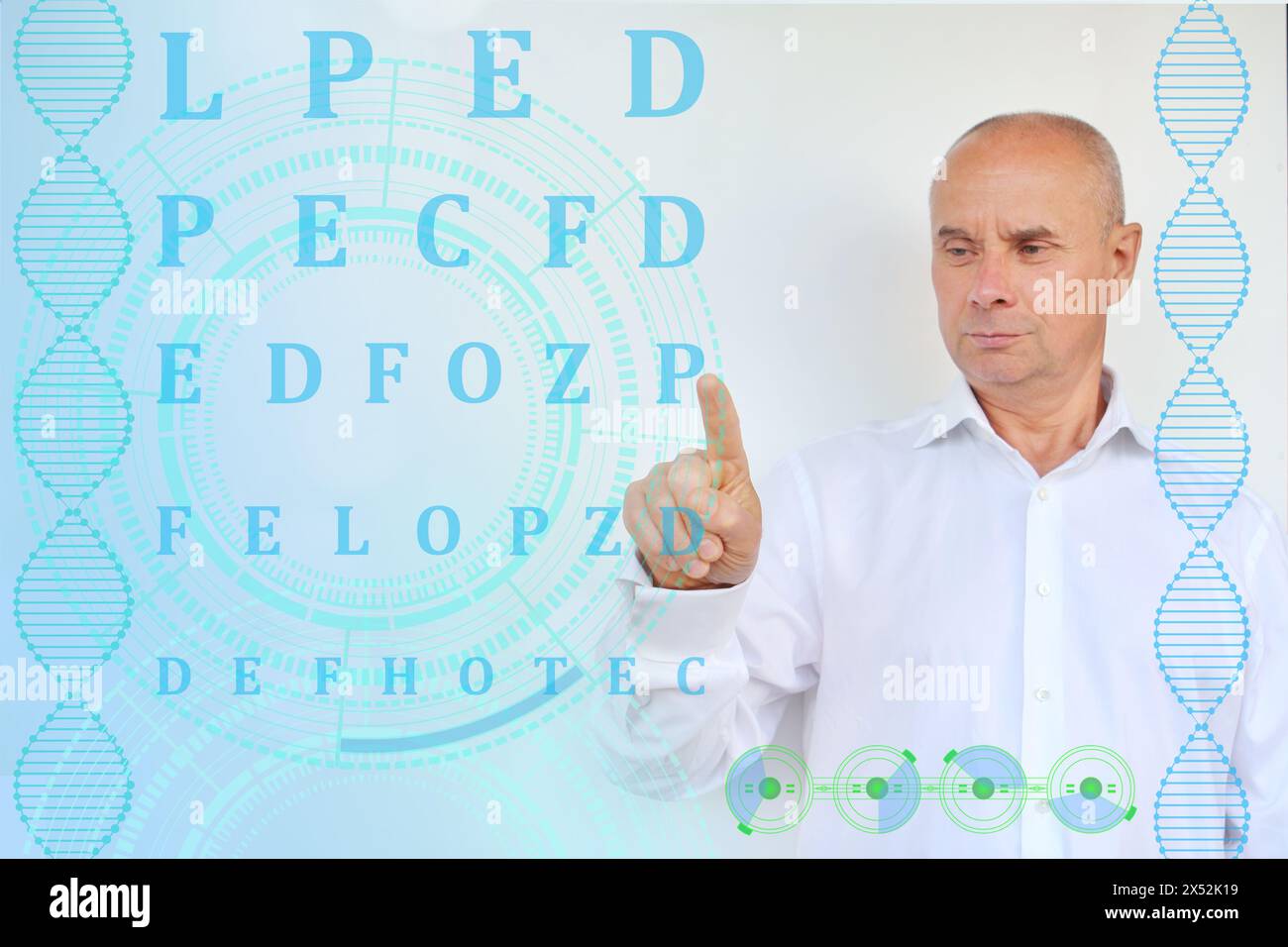 Wissenschaftler, Arzt Ophthalmologe zeigt Buchstaben auf blauem virtuellem Display, überprüfen Sehpatienten vor der Operation, Konzept-Forschungsmethode Stockfoto