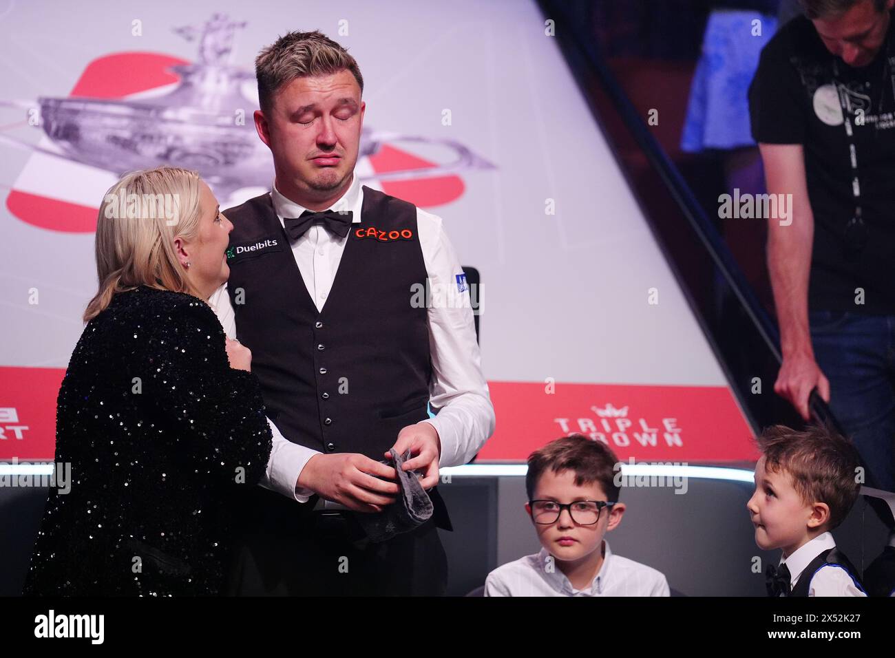 Kyren Wilson feiert mit Ehefrau Sofie und den Kindern Finley und Bailey, nachdem sie das Finale am siebten Tag der Cazoo World Snooker Championship 2024 im Crucible Theatre in Sheffield gewonnen haben. Bilddatum: Montag, 6. Mai 2024. Stockfoto