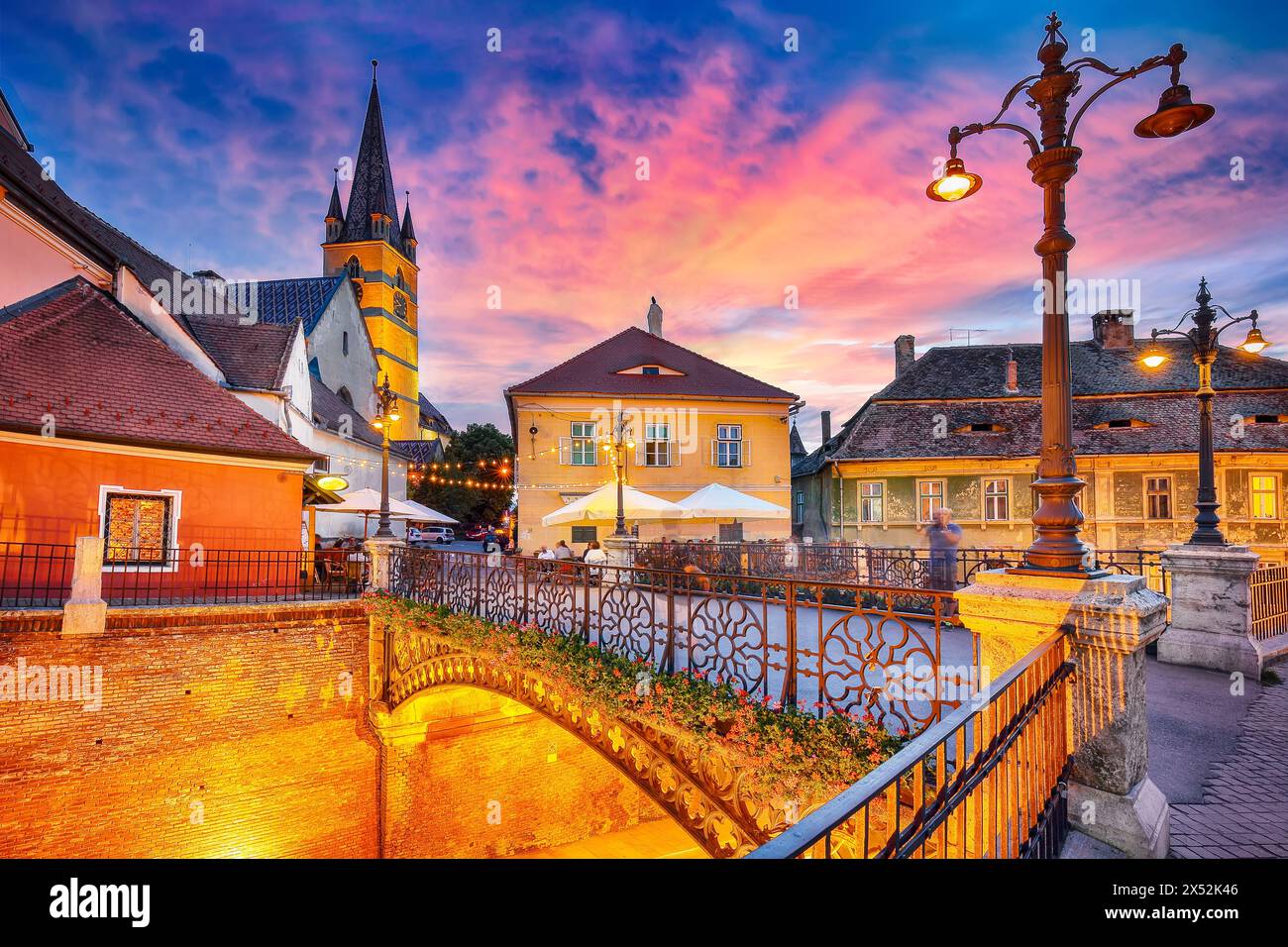 Herrlicher Blick auf die evangelische Kathedrale und die Lügenbrücke im Zentrum von Sibiu. Beeindruckende Szene von Siebenbürgen. Ort: Sibiu, Transylvan Stockfoto