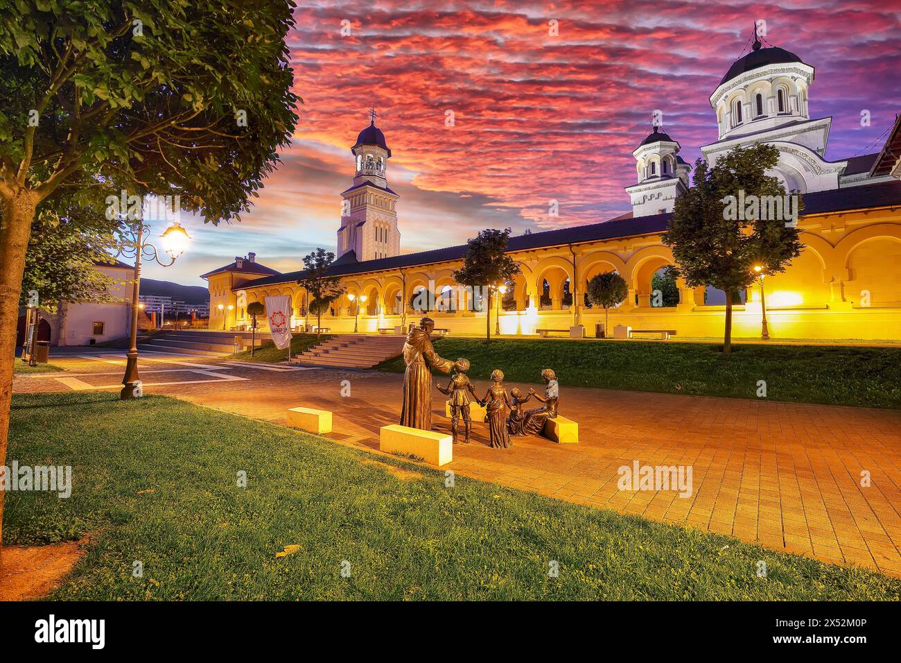 Erstaunliches Stadtbild mit orthodoxer Krönungskathedrale in der befestigten Alba Carolina Festung. Ort: Alba Iulia, Alba County, Rumänien, Europa Stockfoto