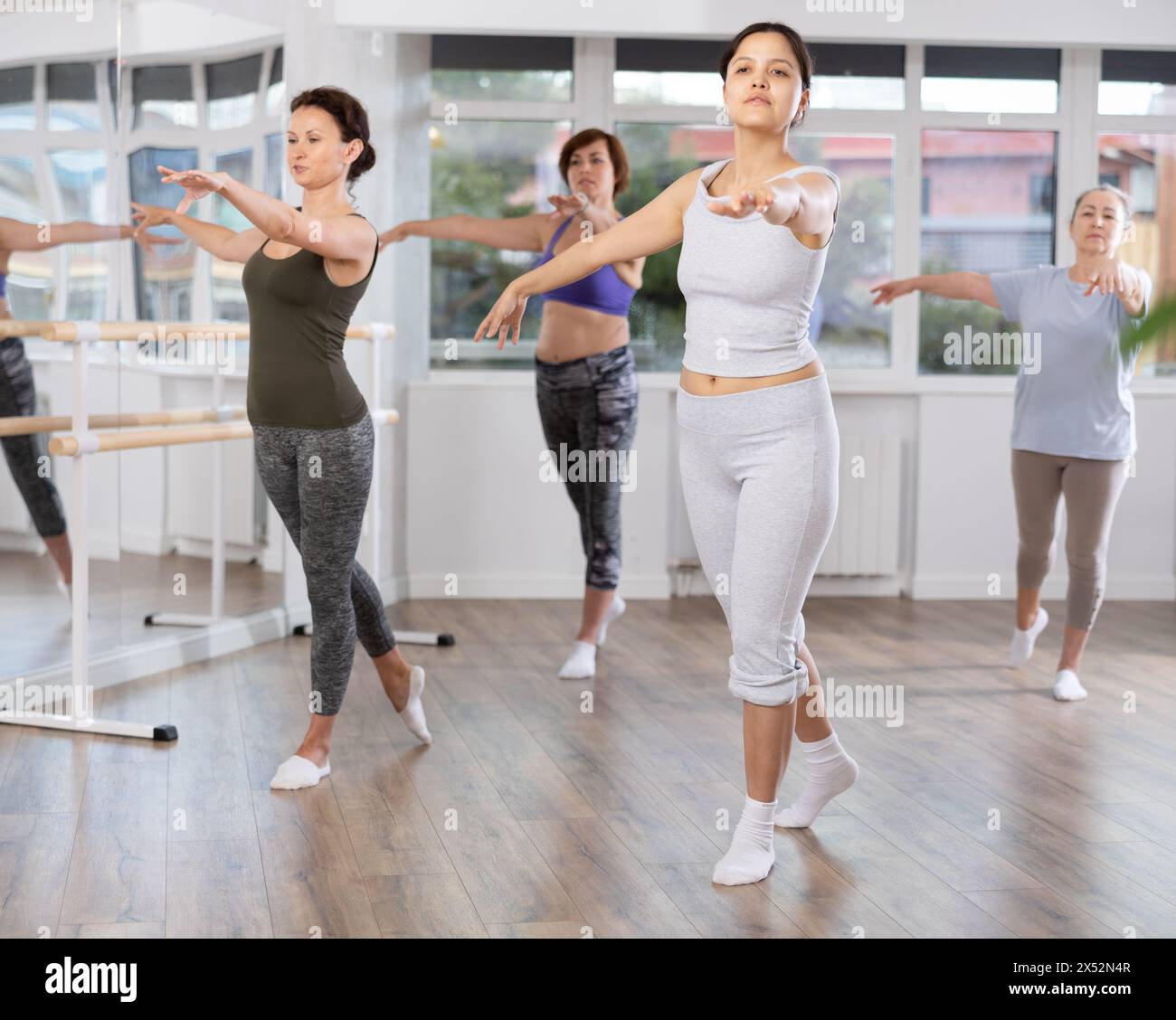 Asiatische Frau, die am Ballettkurs für Anfänger im Choreographiestudio teilnimmt Stockfoto