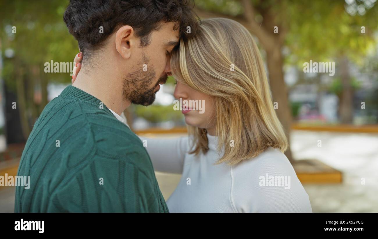 Intimes Paar, das sich in einem ruhigen Park umgibt und Liebe und eine tiefe Verbindung zwischen einem jungen Mann und einer Frau darstellt. Stockfoto