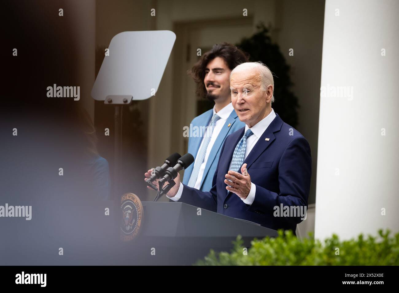 Washington, Usa. Mai 2024. Präsident Joe Biden begrüßt seine Gäste, während er und First Lady Dr. Jill Biden am 6. Mai 2024 einen Cinco de Mayo-Empfang im Rose Garden des Weißen Hauses in Washington, DC veranstalten. Der Tag erinnert an Mexikos Sieg über Frankreich in der Schlacht von Puebla im Jahr 1862 und ist ein Nationalfeiertag in Mexiko. (Foto: Allison Bailey/NurPhoto) Credit: NurPhoto SRL/Alamy Live News Stockfoto