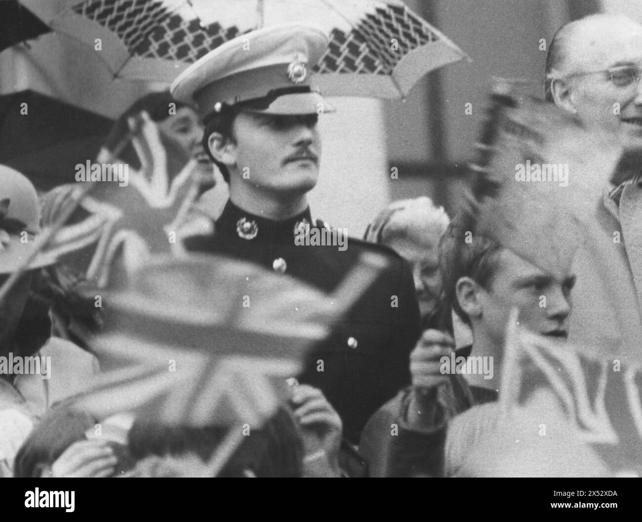 FALKLANDS-VETERAN ROYAL MARINE MARK CURTIS, DER BEI DER SIEGESPARADE IN PORTSMOUTH EINEN FUSS AUF EINER LANDMINE VERLOR 1982 PIC MIKE WALKER 1982 PIC MIKE WALKER, 1981 Stockfoto