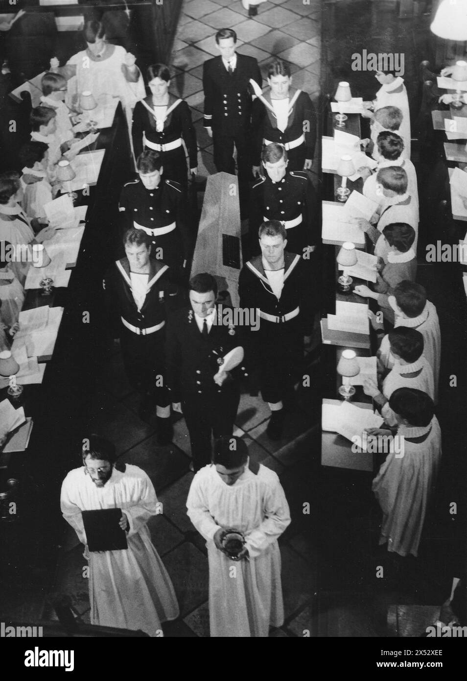 BEERDIGUNG EINES UNBEKANNTEN MATROSEN VON DER MARY ROSE IN PORTSMOUTH CATHEDRAL,1984 PIC MIKE WALKER, Stockfoto