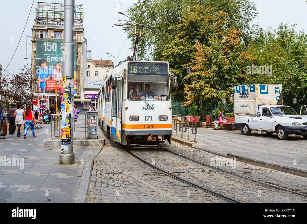 Straßenbahnen: Straßenbahnen und Straßenbahnschienen in den Kopfsteinpflasterstraßen der Innenstadt von Bukarest, der Hauptstadt Rumäniens, Mitteleuropa Stockfoto