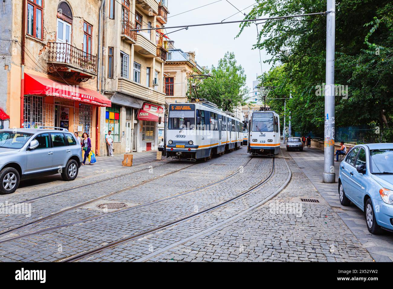 Straßenbahnen: Straßenbahnen und Straßenbahnschienen in den Kopfsteinpflasterstraßen der Innenstadt von Bukarest, der Hauptstadt Rumäniens, Mitteleuropa Stockfoto