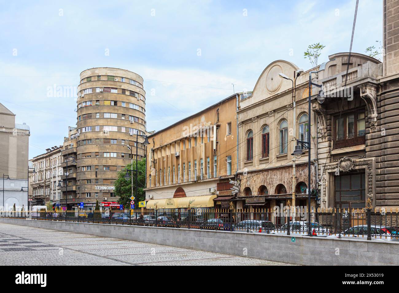 Das heruntergekommene modernistische TechnoImport Gebäude (Adriatica Turmblock) im Zentrum von Bukarest, der Hauptstadt Rumäniens, Mitteleuropa Stockfoto