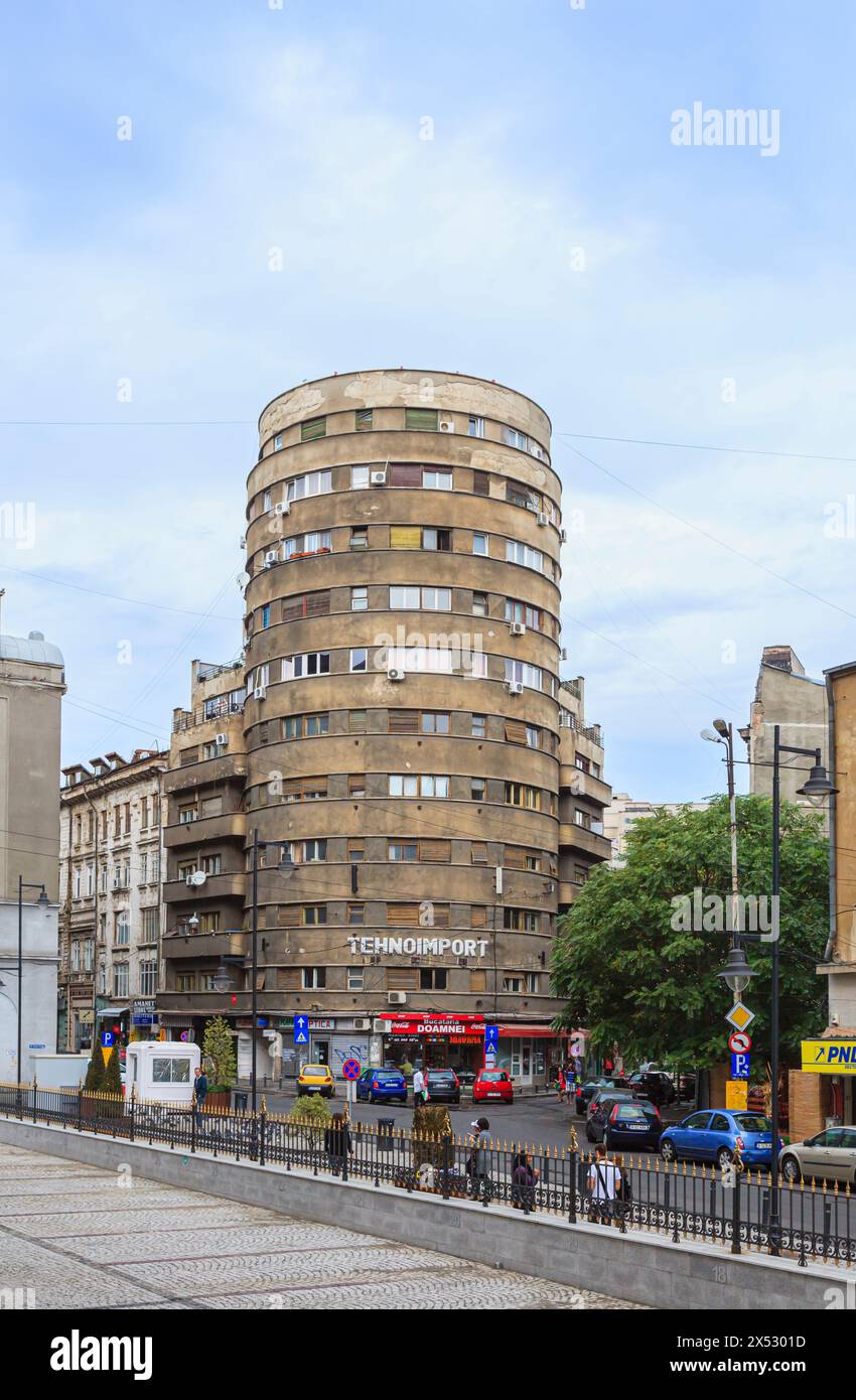 Das heruntergekommene modernistische TechnoImport Gebäude (Adriatica Turmblock) im Zentrum von Bukarest, der Hauptstadt Rumäniens, Mitteleuropa Stockfoto