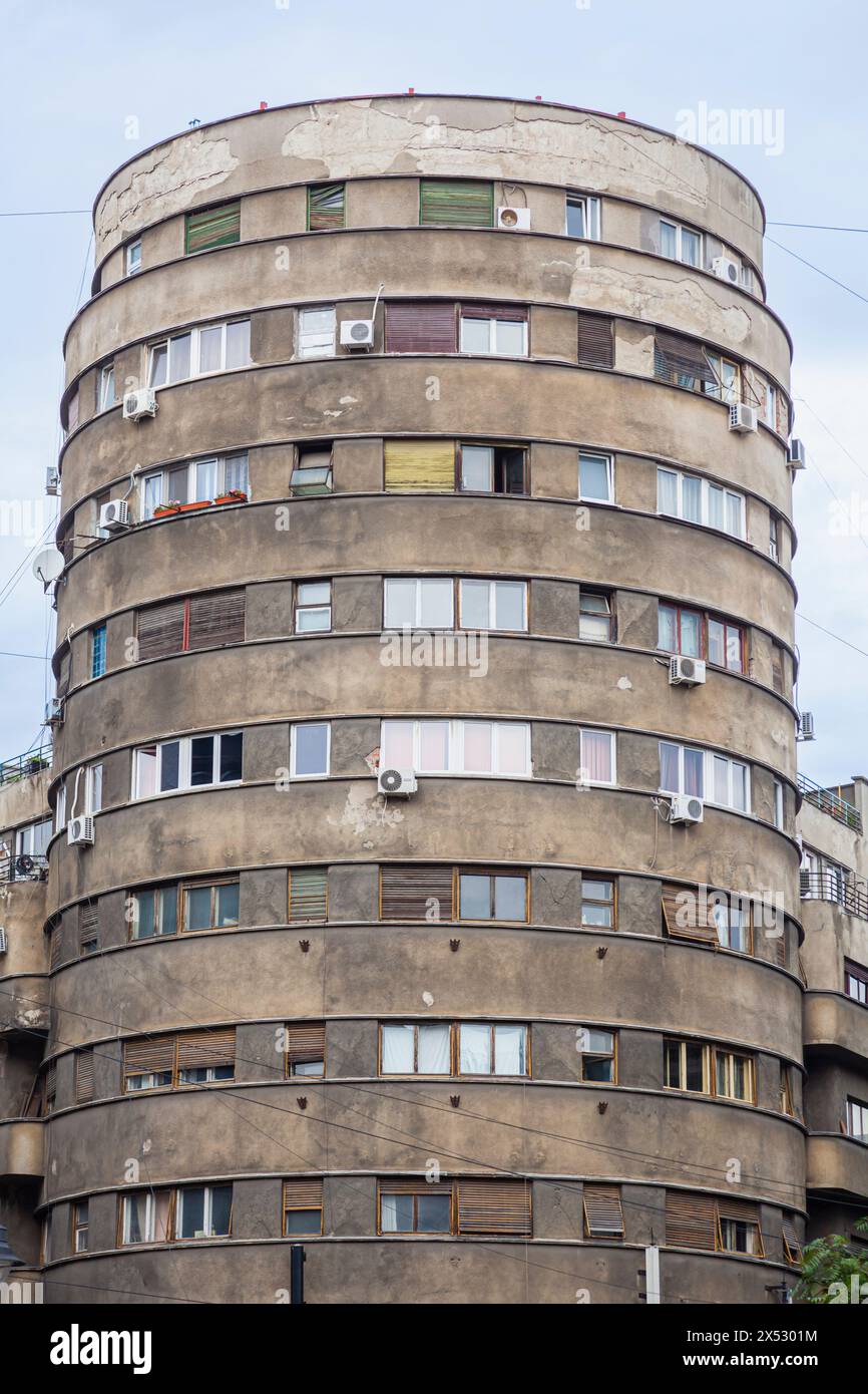 Das heruntergekommene modernistische TechnoImport Gebäude (Adriatica Turmblock) im Zentrum von Bukarest, der Hauptstadt Rumäniens, Mitteleuropa Stockfoto