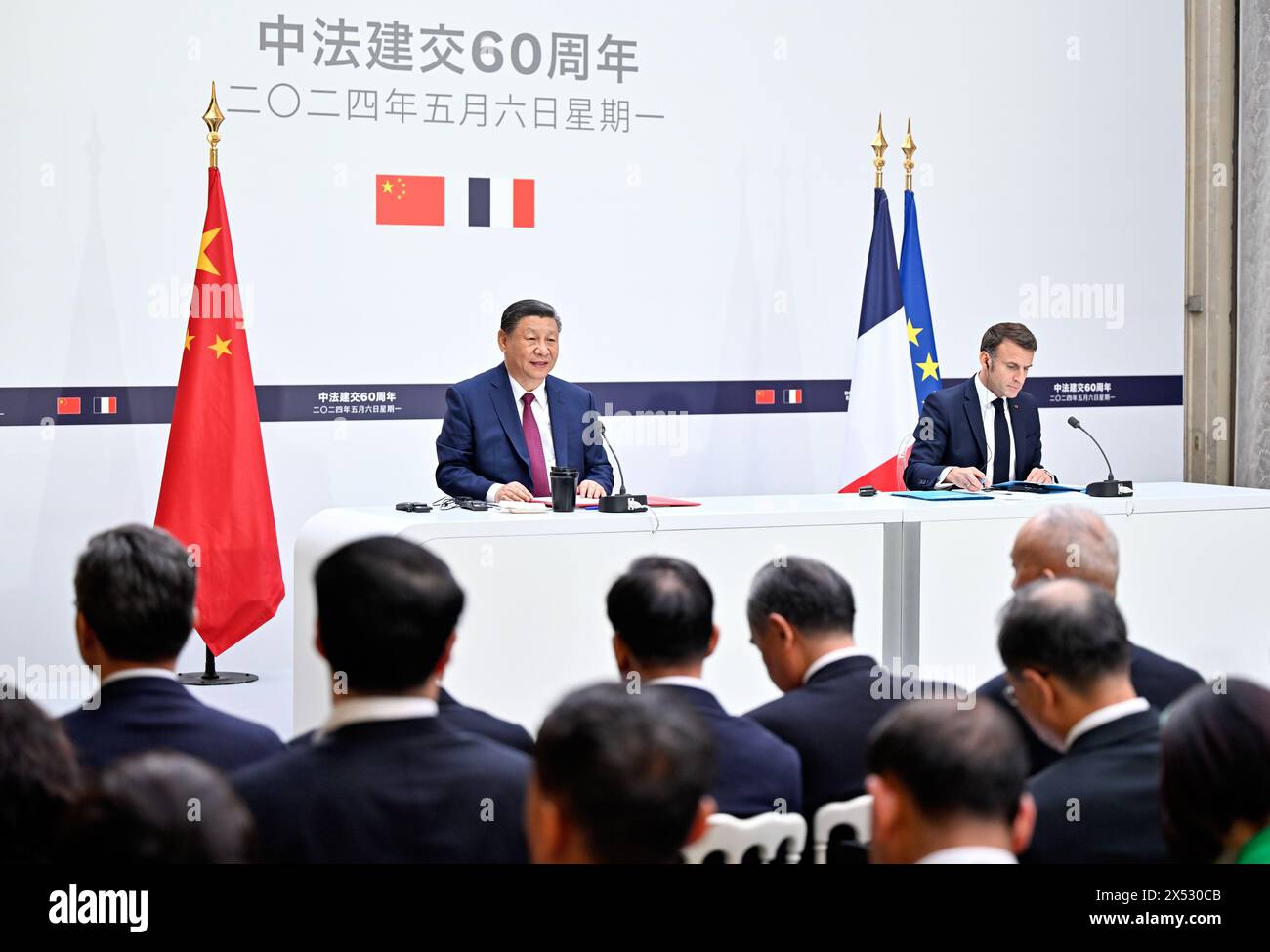 Paris, Frankreich. Mai 2024. Der chinesische Präsident Xi Jinping und sein französischer Amtskollege Emmanuel Macron treffen am 6. Mai 2024 in Paris zusammen mit der Presse. Quelle: Yin Bogu/Xinhua/Alamy Live News Stockfoto