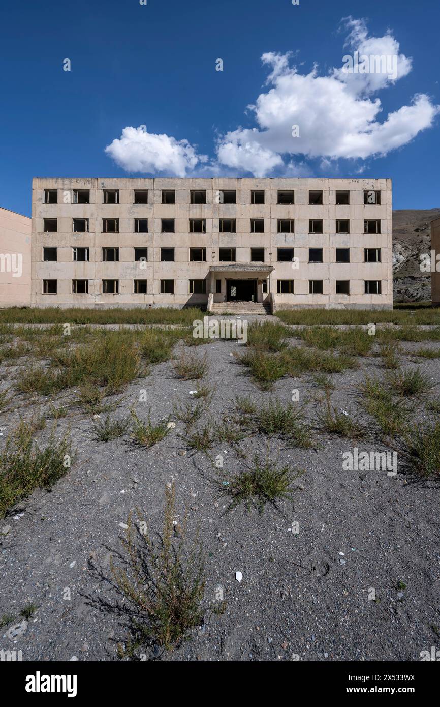 Verlassenes zerstörtes Wohngebäude, alter sowjetischer Wohnblock in der Geisterstadt Engilchek, Tian Shan, Kirgisistan Stockfoto