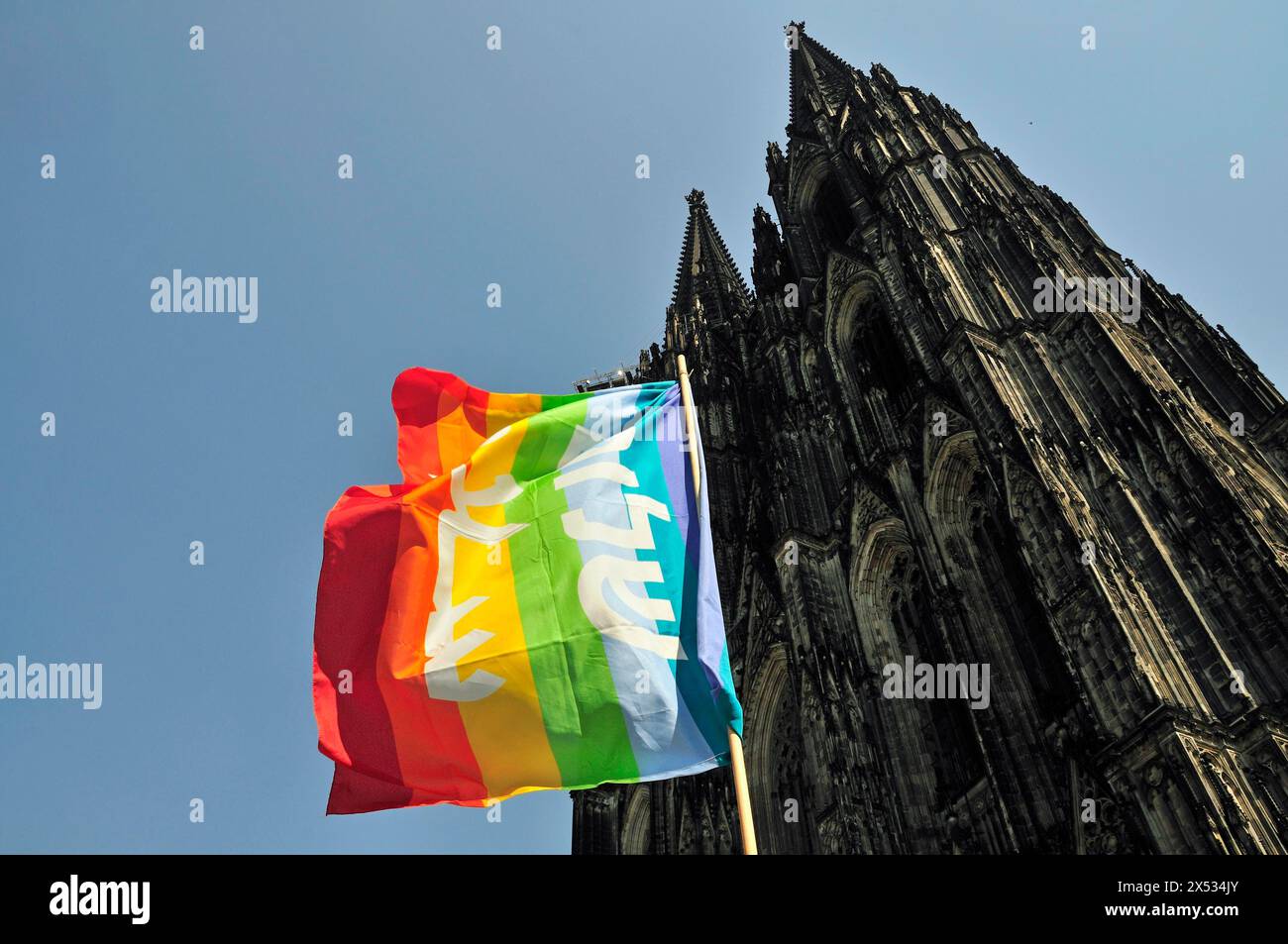 Friedensflagge und Kölner Dom, Köln, Nordrhein-Westfalen, Deutschland Stockfoto