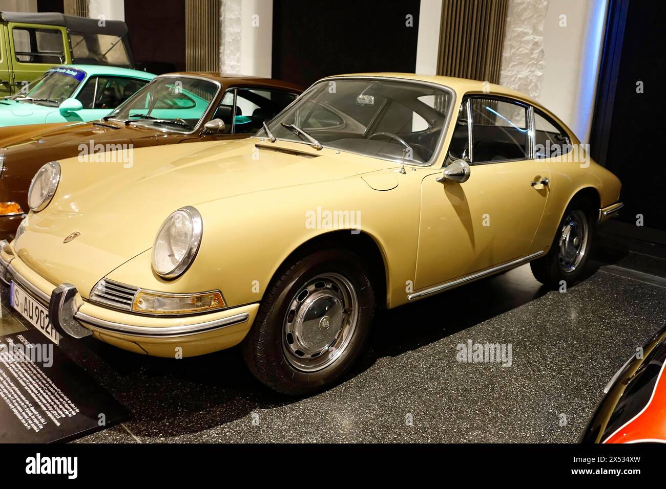 Ein beigefarbener Porsche 912 in einer Oldtimer-Kollektion, AUTOMUSEUM PROTOTYP, Hamburg, Hansestadt Hamburg, Deutschland Europa Stockfoto