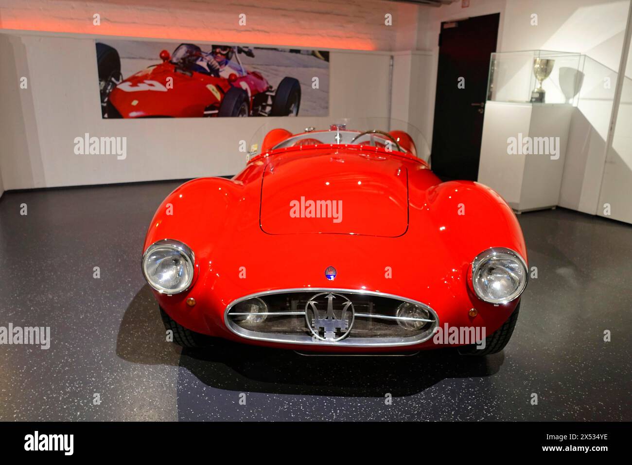 MASERATI A6GCS 53, Ein roter Maserati-Klassiker, der in einer Ausstellungshalle präsentiert wird, AUTOMUSEUM PROTOTYP, Hamburg, Hansestadt Hamburg Stockfoto