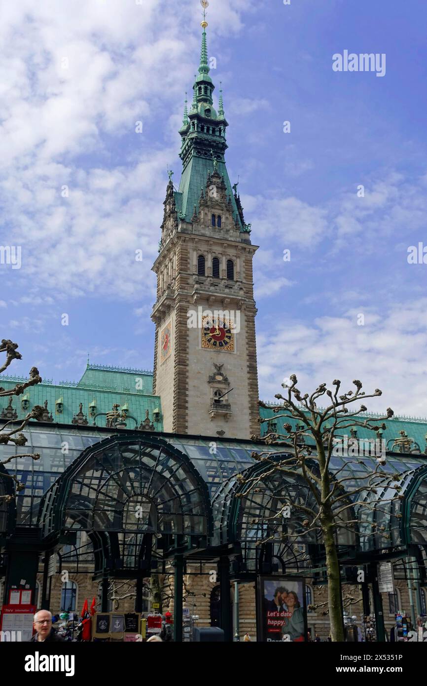 Hamburger Rathaus und Rathausmarkt, Hamburg, Deutschland, Europa, Historisches Rathaus mit Turmuhr unter teilweise bewölktem Himmel, Hansestadt Stockfoto