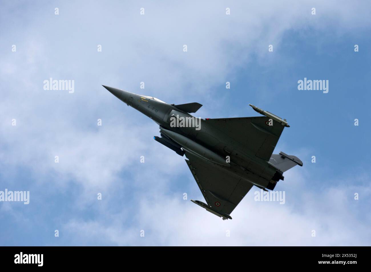 Silhouette eines Dassault Rafale B Mehrzweck-Kampfflugzeugs der französischen Luftwaffe Armee de l'Air in der Luft, Payerne Militärflugplatz, Waadt Stockfoto