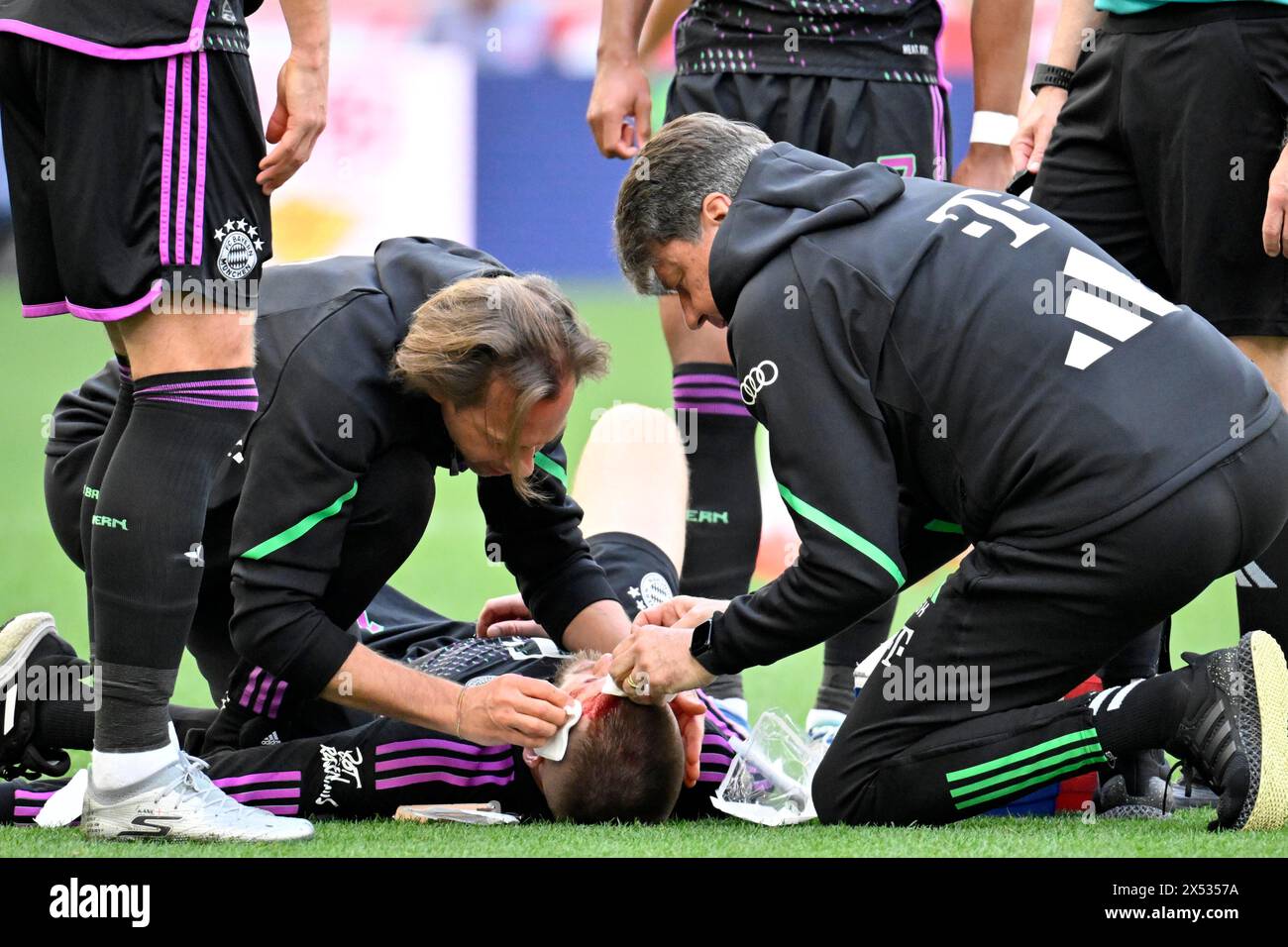 Eric Dier FC Bayern München FCB (15) verletzt, Kopfverletzung, Blut, Risse, Kopfverletzung, Pflegekraft, MHPArena, MHP Arena Stuttgart Stockfoto