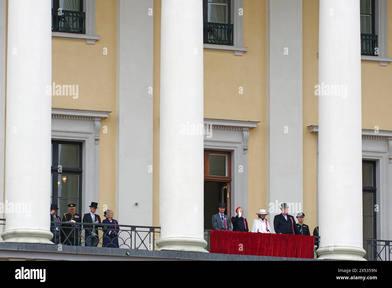 Die königliche Familie auf dem Balkon des Schlosses, Feiertage 17. Mai, Norwegische Flagge, Oslo, Norwegen Stockfoto