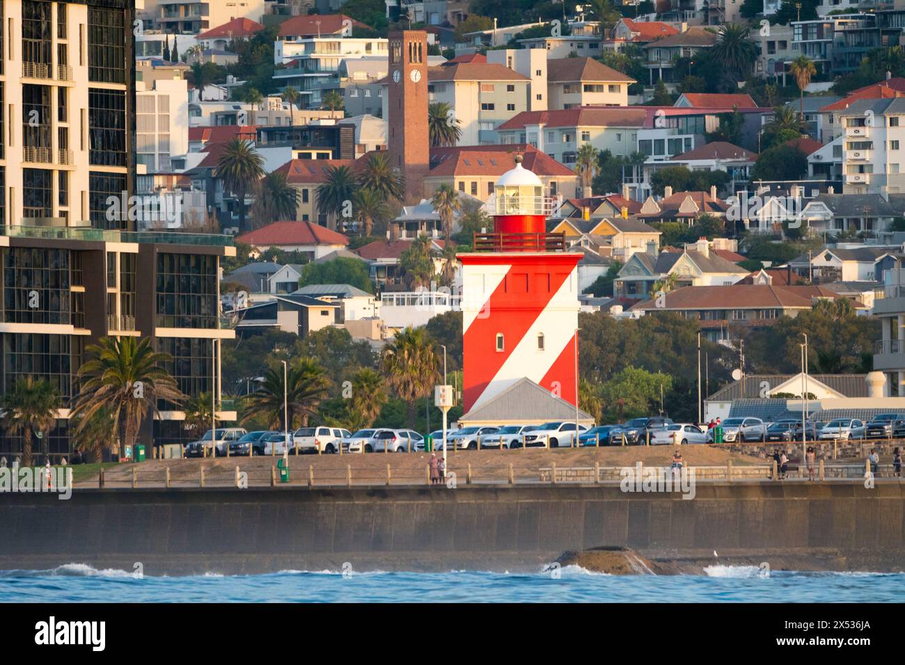 Der Leuchtturm von Mouille Point und die Gebäude schließen ein Wahrzeichen in Kapstadt Südafrika Konzept der Vorstadtlandschaft Stockfoto