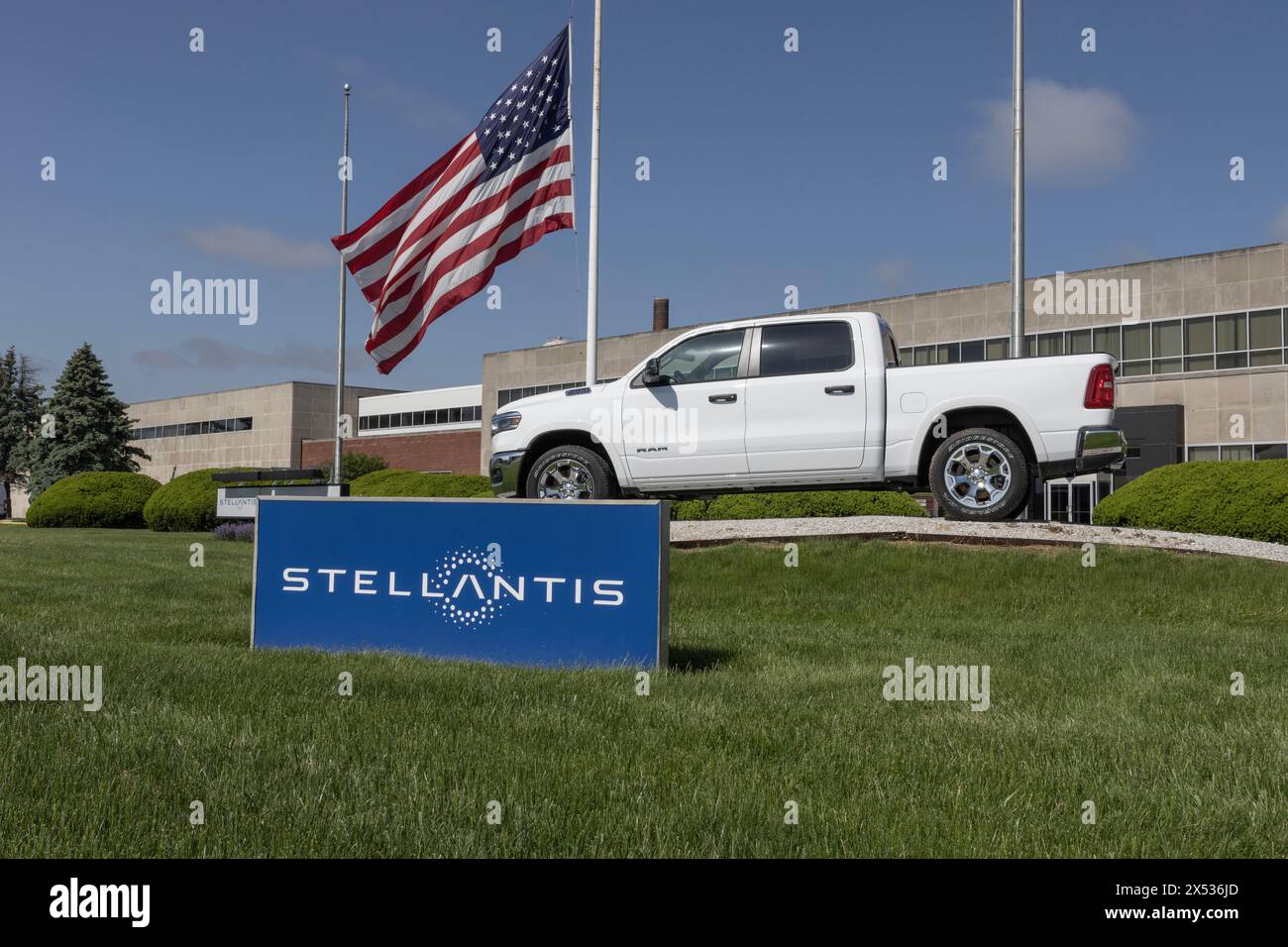 Kokomo - 5. Mai 2024: RAM 1500 SST-Anzeige im Stellantis-Getriebe-Werk. RAM bietet den 1500 mit einem Straight Six Turbo-Motor an. MEIN:2025 Stockfoto