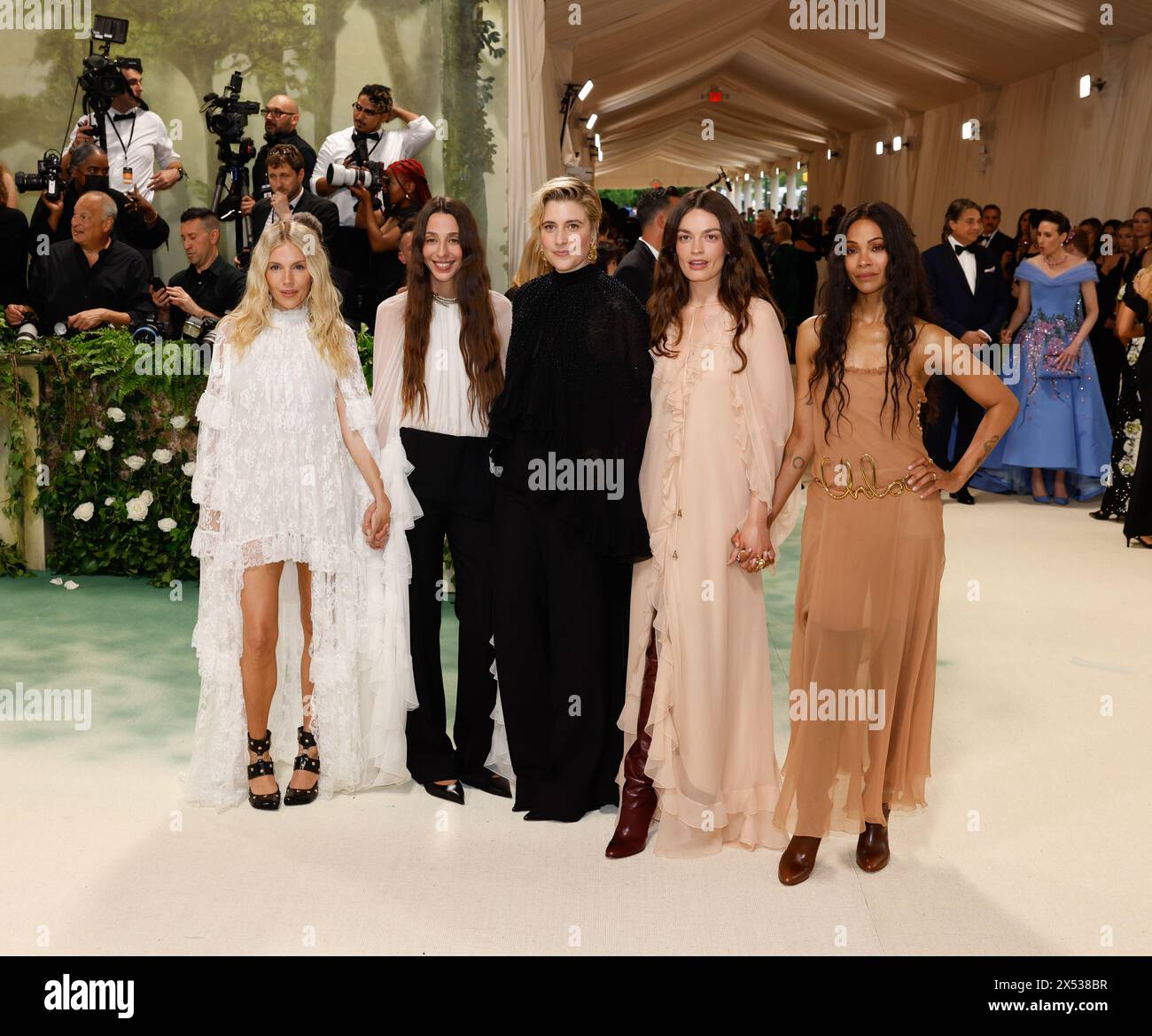 New York, Usa. Mai 2024. Zoe Saldana, Emma Mackey, Greta Gerwig, Chemena Kamali und Sienna Miller kommen am Montag, den 6. Mai 2024 in New York City auf dem roten Teppich an der Met Gala 2024 zu „Sleeping Beauties: Reawakening Fashion“ im Metropolitan Museum of Art an. Foto: John Angelillo/UPI Credit: UPI/Alamy Live News Stockfoto