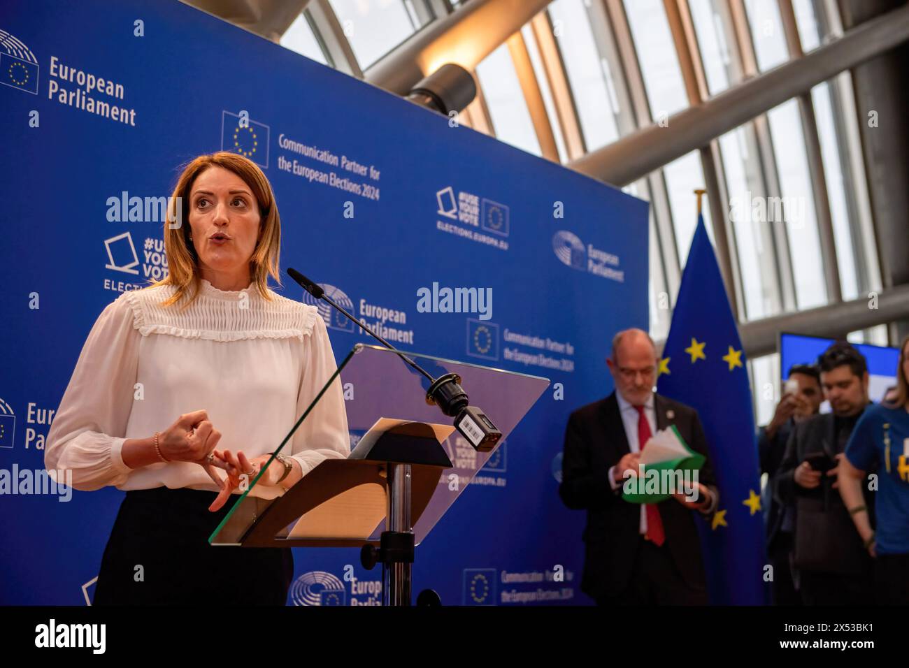 Die Präsidentin des Europäischen Parlaments, Roberta Metsola, spricht mit den öffentlichen und privaten Partnern, neben der Unterzeichnung der Partnerschaftsabkommen zwischen dem Europäischen Parlament und öffentlichen und privaten Partnern vor den Europawahlen. Anlässlich des Aufbruchs einer öffentlich-privaten Partnerschaft zur Förderung der Teilnahme an den Europawahlen 2024 sprachen Roberta Metsola, Präsidentin des Europäischen Parlaments, und Jaume Duch Guillot, Generaldirektor für Kommunikation, vor einer Zusammenkunft von rund 80 führenden Vertretern der Wirtschaft und der Gemeinschaft. In ihren Redebeiträgen wurde die entscheidende Bedeutung individueller Abstimmungen unterstrichen Stockfoto