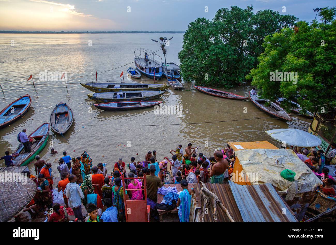 Pilger in ASI Ghat während der Monsunsaison in Varanasi, Indien. Stockfoto